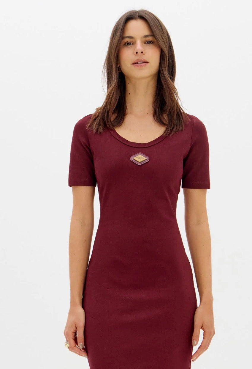 Vestido curto com decote U