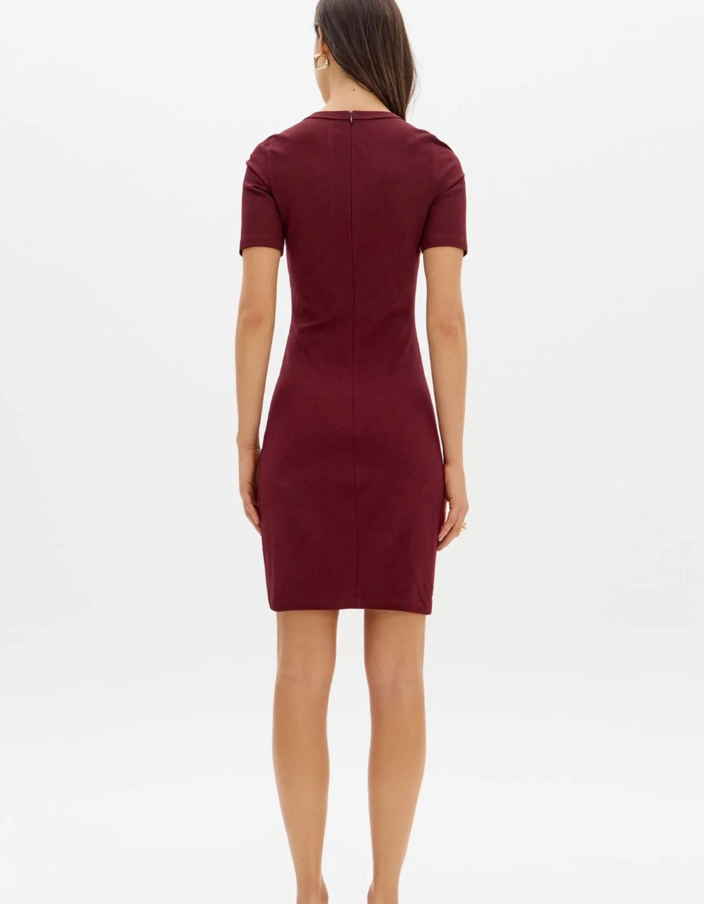 Vestido curto com decote U