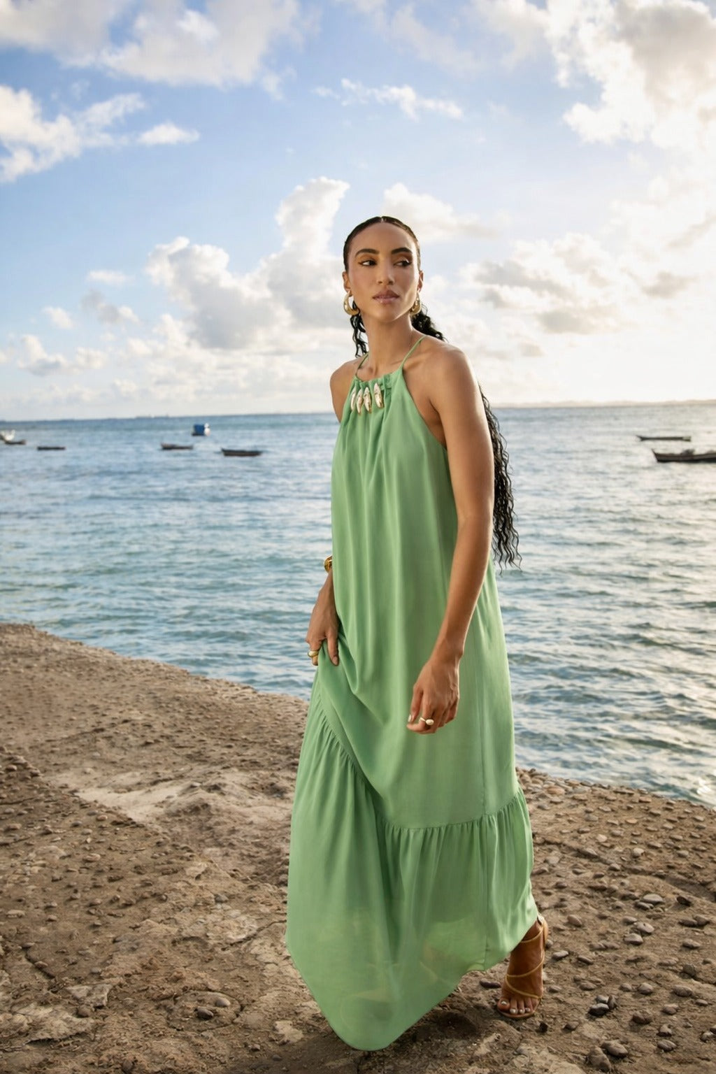 Vestido longo com acessório dourado